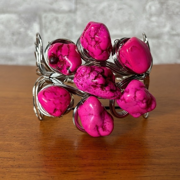 Pink Howlite Stone wired Bracelet - Picture 2 of 4